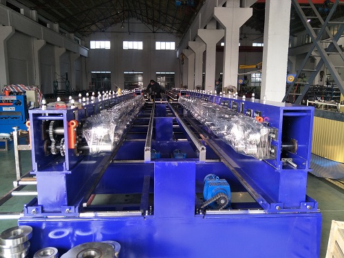 在制作樓承板時(shí)使用樓承板成型設(shè)備，應(yīng)該注意的事項(xiàng)有哪些？應(yīng)考慮哪些因素？